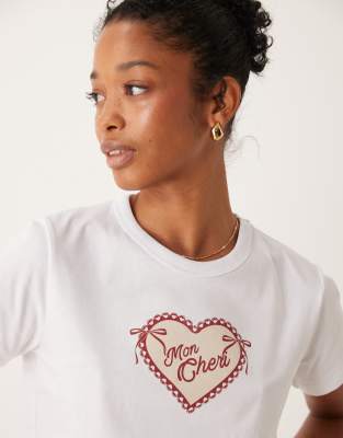 Miss Selfridge - Knapp geschnittenes T-Shirt mit „Mon Cheri"-Print-Weiß