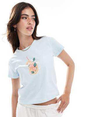 Miss Selfridge - Knapp geschnittenes T-Shirt mit Sommercocktail-Print-Blau