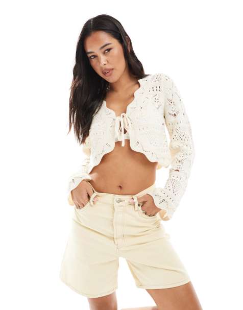Miss Selfridge – Knappe Strickjacke aus Häkelstrick in Creme mit Bindebändern vorne - view 1