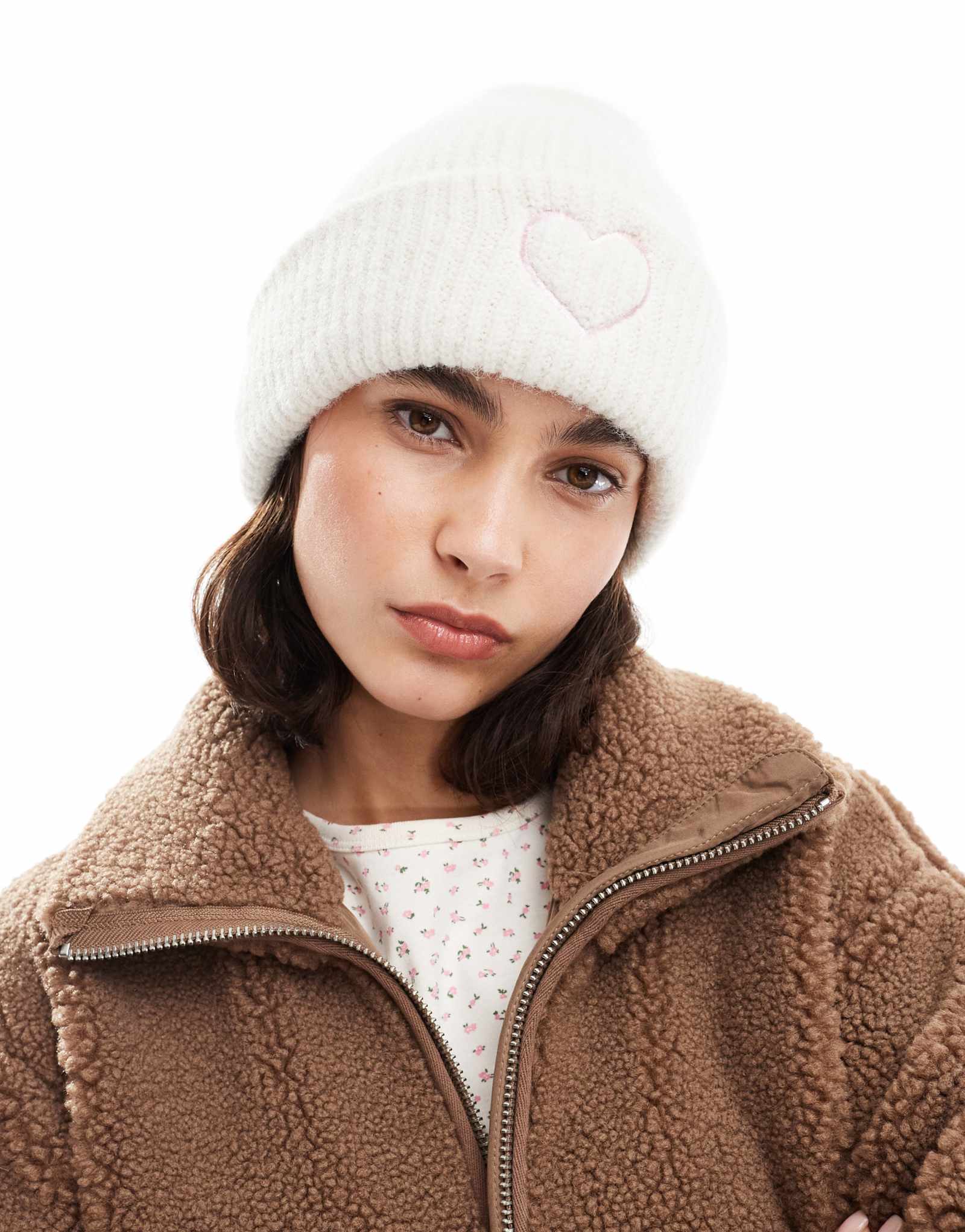 Вязаная шапочка-бини Miss Selfridge с вышивкой в виде сердца кремового цвета