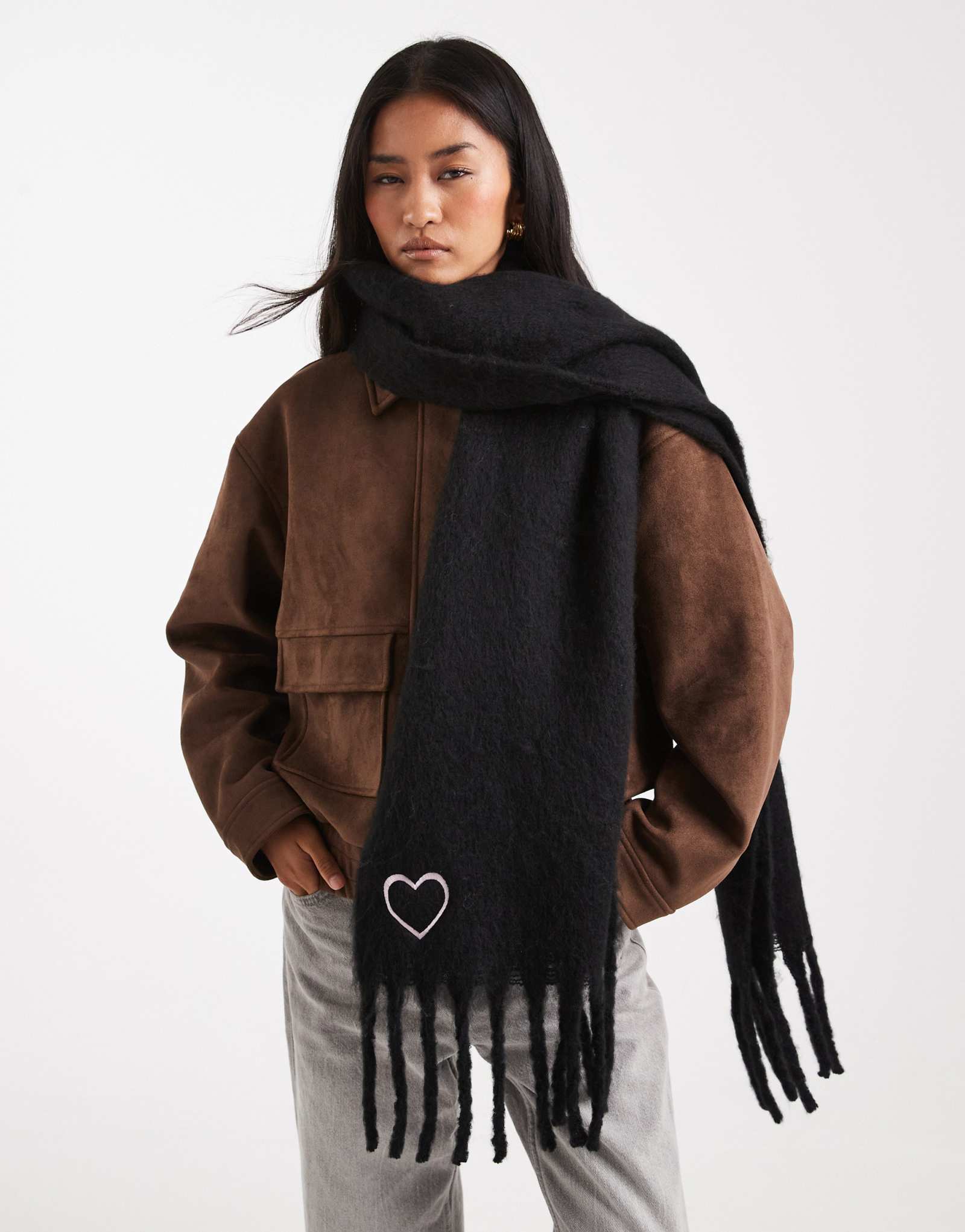 Мисс Селфридж вяжет черный шарф с кисточками