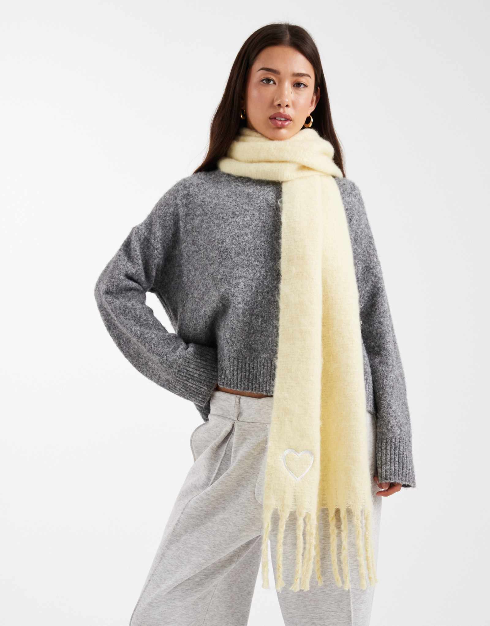 Мисс Селфридж вяжет шарф с кисточками из пахты