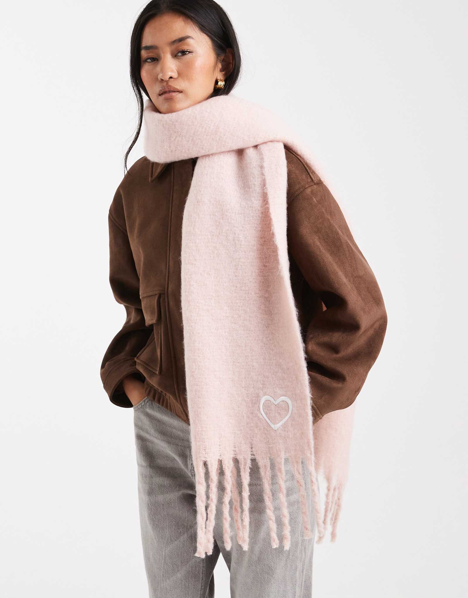 Нежно-розовый вязаный шарф с кисточками от Мисс Селфридж