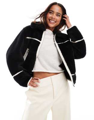 Thumbnail - Miss Selfridge - Kontrastierende Trucker-Jacke aus Teddyfell in Schwarz