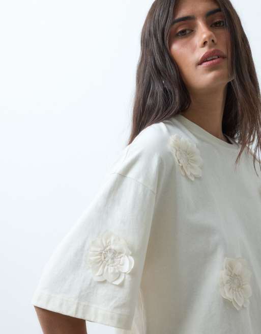Miss Selfridge – Kort t-shirt med boxig passform och 3D-blommor, 3 av 4
