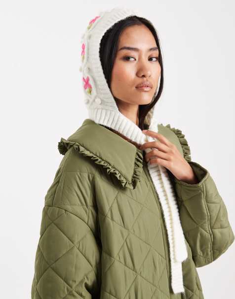 Miss Selfridge – Kremowa dzianinowa czapka-kaptur o warkoczowym splocie z haftowanym wzorem - view 1