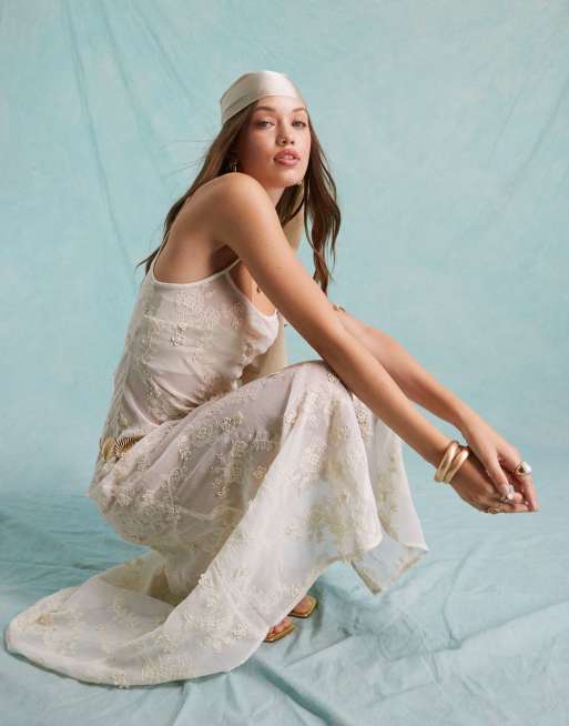 Miss Selfridge – Kremowa festiwalowa sukienka maxi z prześwitującego materiału w haftowany wzór w kwiaty 3D
