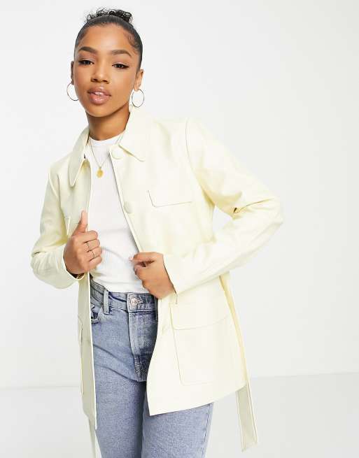 Miss Selfridge – Kremowa kurtka koszulowa z imitacji skóry z wiązaniem w talii