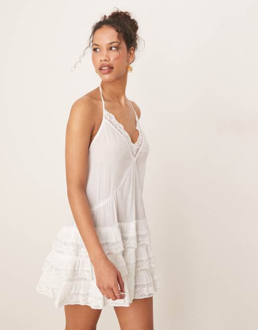 Miss Selfridge – Kremowa muślinowa sukienka plażowa mini z obniżoną talią