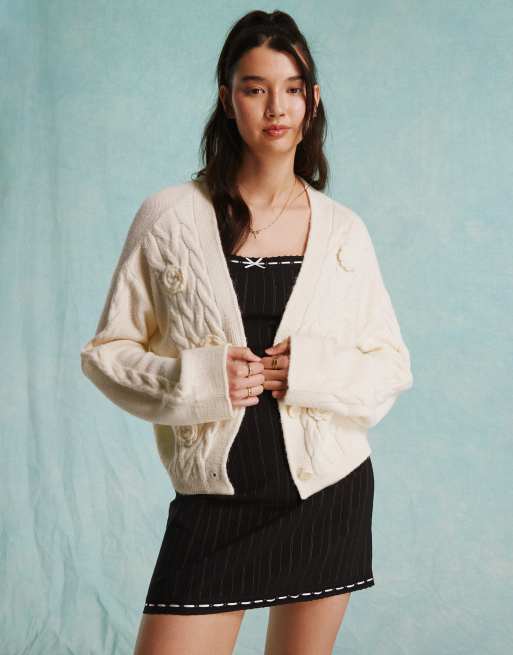 Miss Selfridge – Kremowy kardigan o warkoczowym splocie z kontrastowymi szydełkowanymi kwiatami