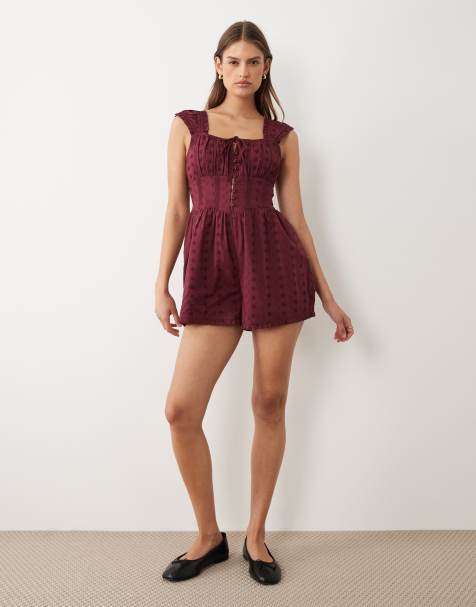 Miss Selfridge – Krótki bordowy kombinezon z haftem angielskim - view 1