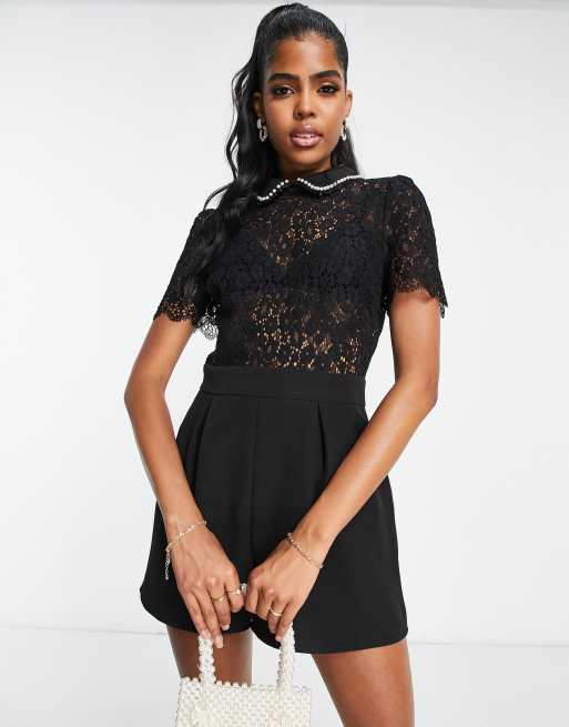 Miss Selfridge – Krótki koronkowy kombinezon 2 w 1 w czarnym kolorze z kołnierzykiem zdobionym perełkami perełkami
