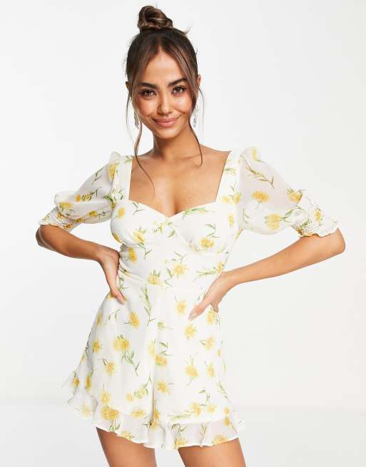 Miss Selfridge – Krótki szyfonowy kombinezon w słoneczniki z marszczeniem na biuście