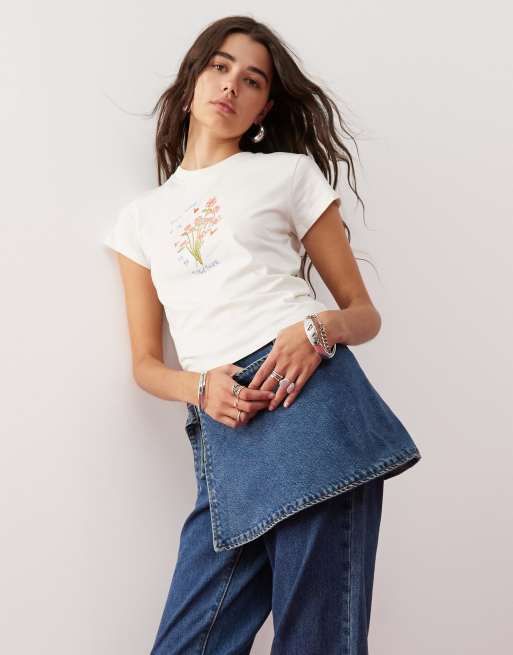 Miss Selfridge – Krótki T-shirt z haftowanym kwiatowym wzorem