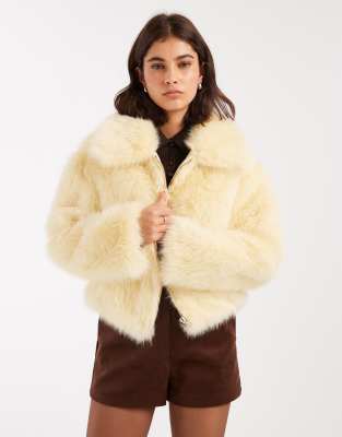 Miss Selfridge - Kunstpelz-Bomberjacke in Buttermilchgelb mit Kragendetail