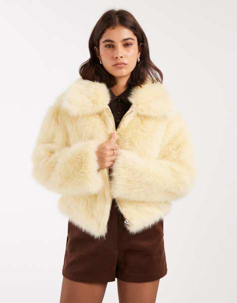 Miss Selfridge – Kunstpelz-Bomberjacke in Buttermilchgelb mit Kragendetail - view 1