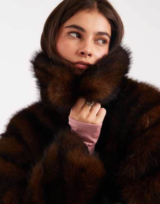 Miss Selfridge – Kunstpelz-Bomberjacke in Schokobraun mit Kragendetail, 2 von 4