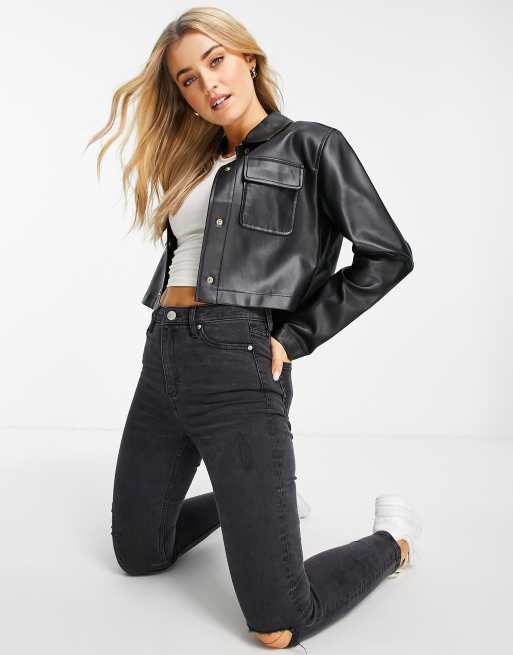 Miss Selfridge – Kurz geschnittene Hemdjacke aus Kunstleder in Schwarz