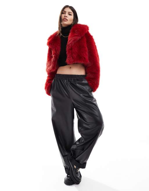 Miss Selfridge – Kurz geschnittene Jacke aus Kunstpelz in Rot, 2 von 4