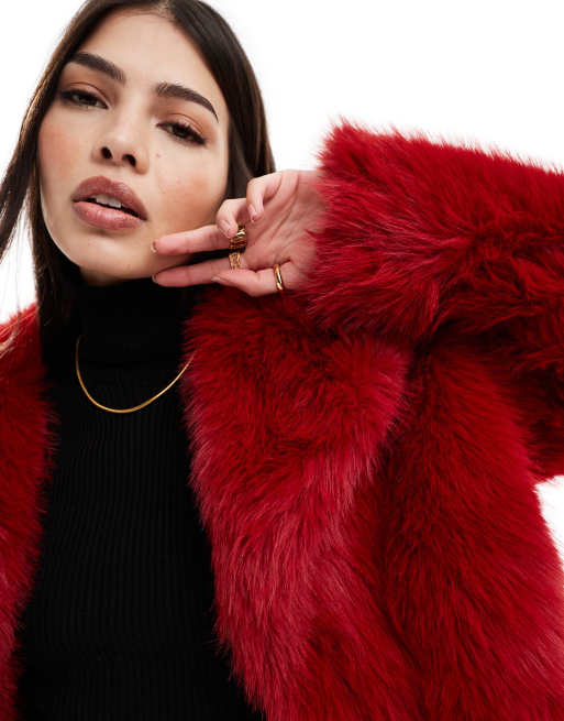 Miss Selfridge – Kurz geschnittene Jacke aus Kunstpelz in Rot, 3 von 4