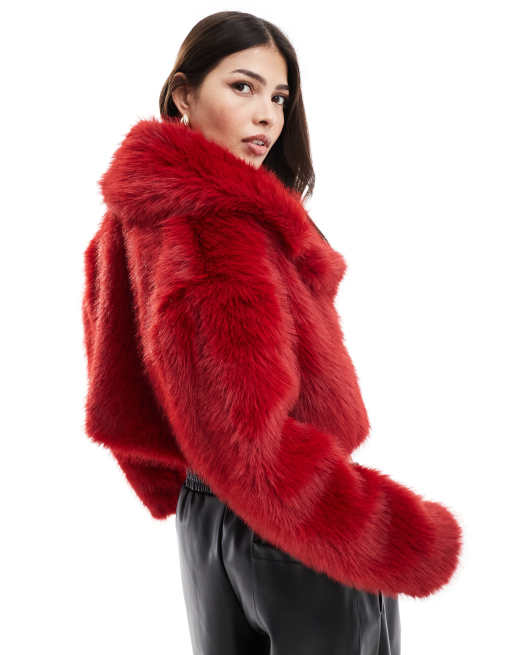 Miss Selfridge – Kurz geschnittene Jacke aus Kunstpelz in Rot, 4 von 4