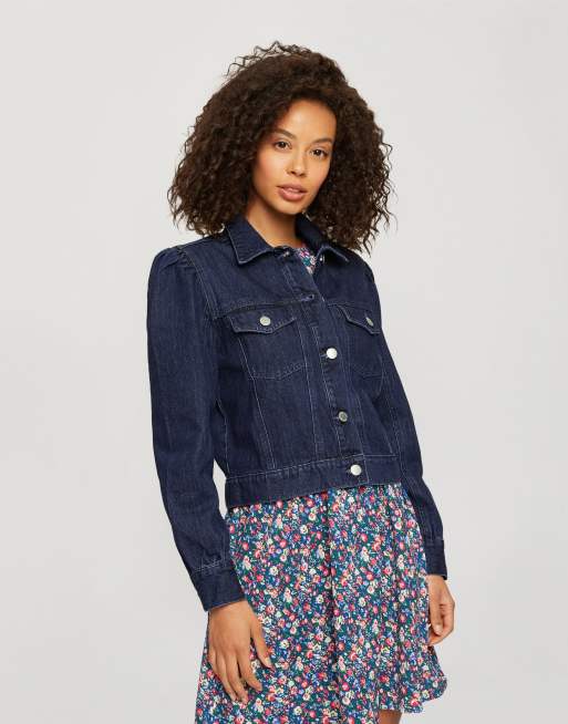 Miss Selfridge – Kurz geschnittene Jacke mit Puffärmeln in Blau