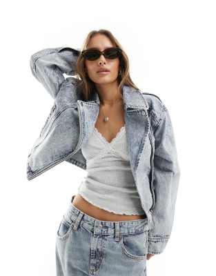 Miss Selfridge - Kurz geschnittene Motorradjacke aus Denim in blauer Acid-Waschung