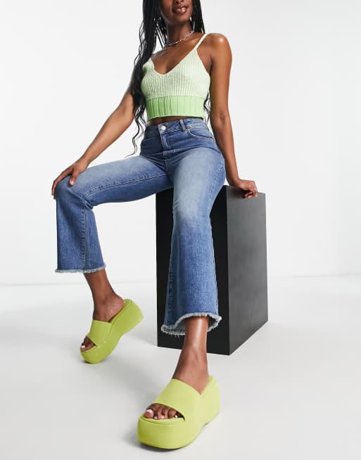 Miss Selfridge – Kurz geschnittene Schlagjeans in mittlerer Waschung