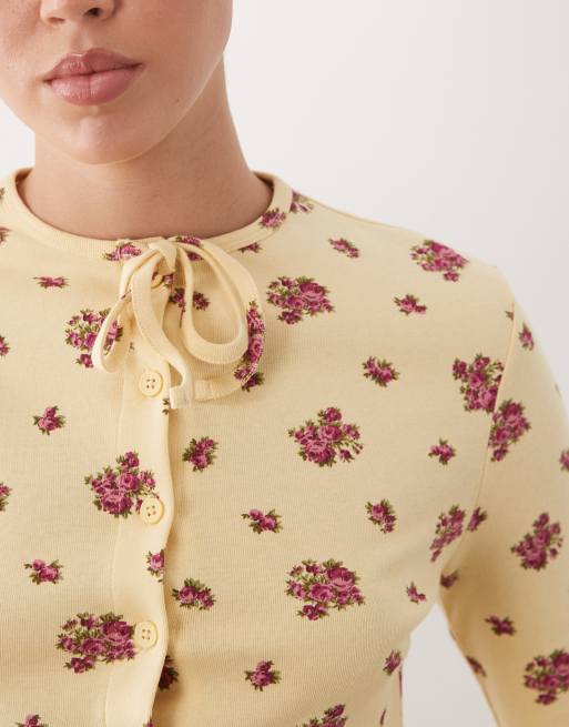 Miss Selfridge – Kurz geschnittene Strickjacke in Gelb mit Schleifendetail und Blümchenmuster, 3 von 4