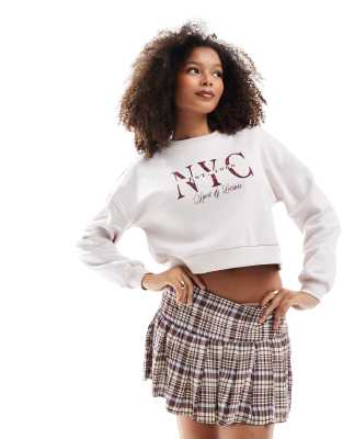 Miss Selfridge - Kurz geschnittenes Sweatshirt in Ecru mit NYC-Grafik-Weiß