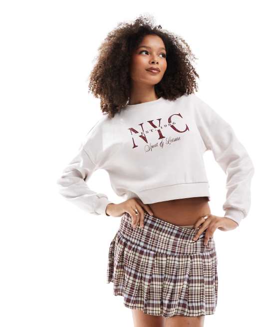 Miss Selfridge – Kurz geschnittenes Sweatshirt in Ecru mit NYC-Grafik