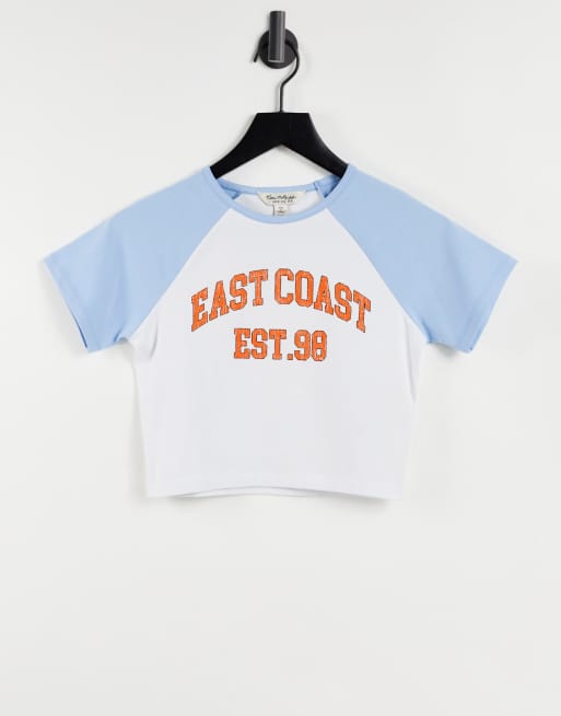 Miss Selfridge – Kurz geschnittenes T-Shirt mit kurzen Raglanärmeln und „East Coast“-Schriftzug