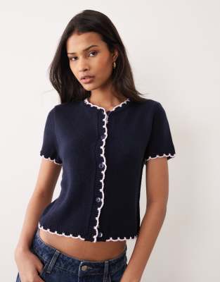 Miss Selfridge - Kurzärmlige Strickjacke in Marineblau mit Languettenstich