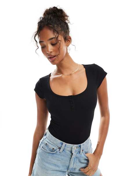 Miss Selfridge – Kurzärmliger, gerippter Body in Schwarz mit Knopfdetail - view 1