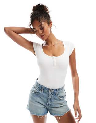 Miss Selfridge - Kurzärmliger, gerippter Body in Weiß mit Knopfdetail