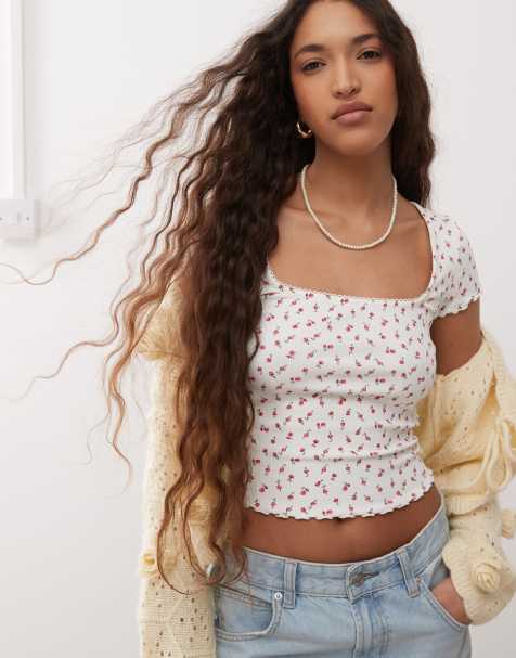 Miss Selfridge – Kurzärmliges, geripptes Oberteil mit Blümchenmuster und Spitzenborte - view 1