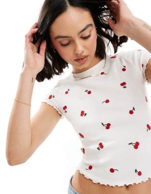 Miss Selfridge - Kurzärmliges T-Shirt in Weiß mit Kirsch-Stickerei und gerüschtem Ärmelausschnitt-Bunt