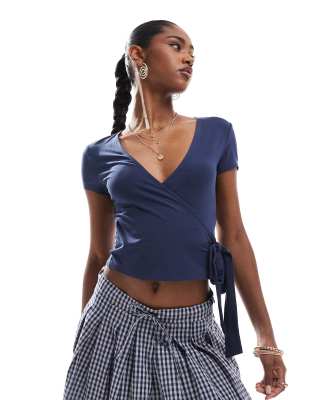 Miss Selfridge – Kurzärmliges Wickeloberteil aus Jersey in Marineblau - view 1