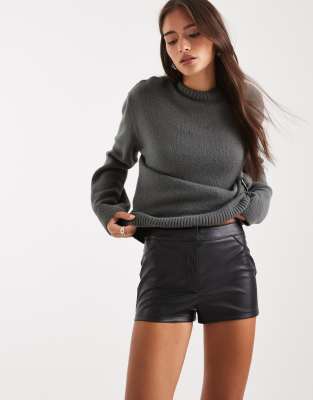 Miss Selfridge - Kurze Shorts aus Kunstleder in Schwarz