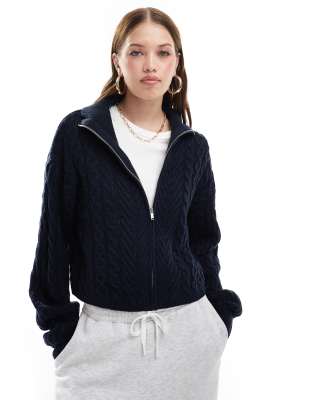 Miss Selfridge - Kurze Strickjacke in Marineblau mit Zopfmuster und durchgehendem Reißverschluss