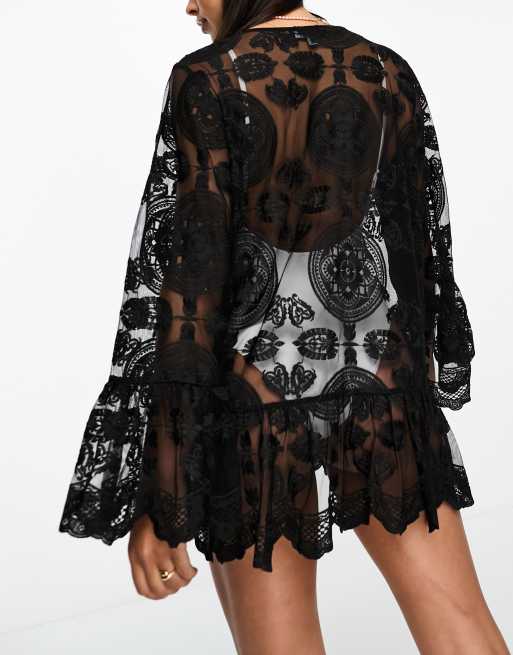 Miss Selfridge – Kurzer, bestickter Strand-Kimono aus schwarzer Spitze mit Schnürung und Rüschenärmeln , 2 von 4