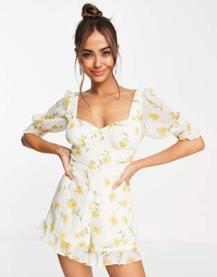 Miss Selfridge - Kurzer Chiffon-Jumpsuit mit Sonnenblumenmuster und Detail im Brustbereich-Weiß