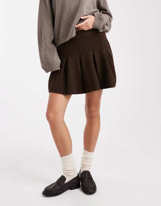 Miss Selfridge – Kurzer Faltenrock aus Strickstoff in Schokobraun, 2 von 5