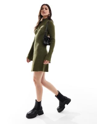 Miss Selfridge - Kurzes ausgestelltes Strickkleid in Khaki mit Stehkragen-Grün