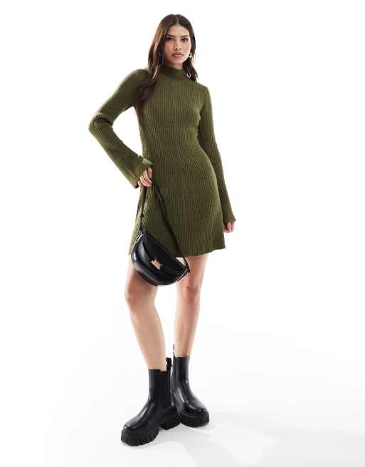 Miss Selfridge – Kurzes ausgestelltes Strickkleid in Khaki mit Stehkragen, 4 von 4