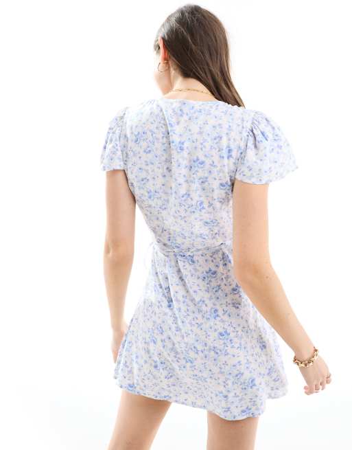 Miss Selfridge – Kurzes, gewickeltes Freizeitkleid mit blauem Blumenmuster, 4 von 4