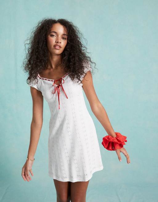 Miss Selfridge – Kurzes Milchmädchenkleid in Elfenbeinweiß mit farblich abgesetztem Schleifenband
