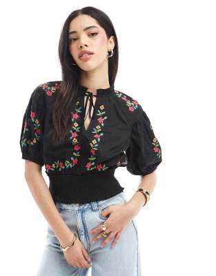 Miss Selfridge - Kurzes Oberteil in Schwarz mit Stickerei