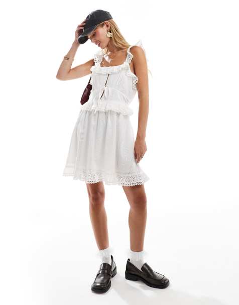 Miss Selfridge – Kurzes Sommerkleid in Elfenbein mit Lochstickerei, Trägern und Rüschen - view 1