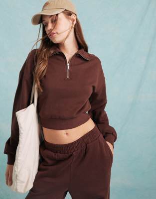 Miss Selfridge - Kurzes Sweatshirt in Schokobraun mit kurzem Reißverschluss, Kombiteil